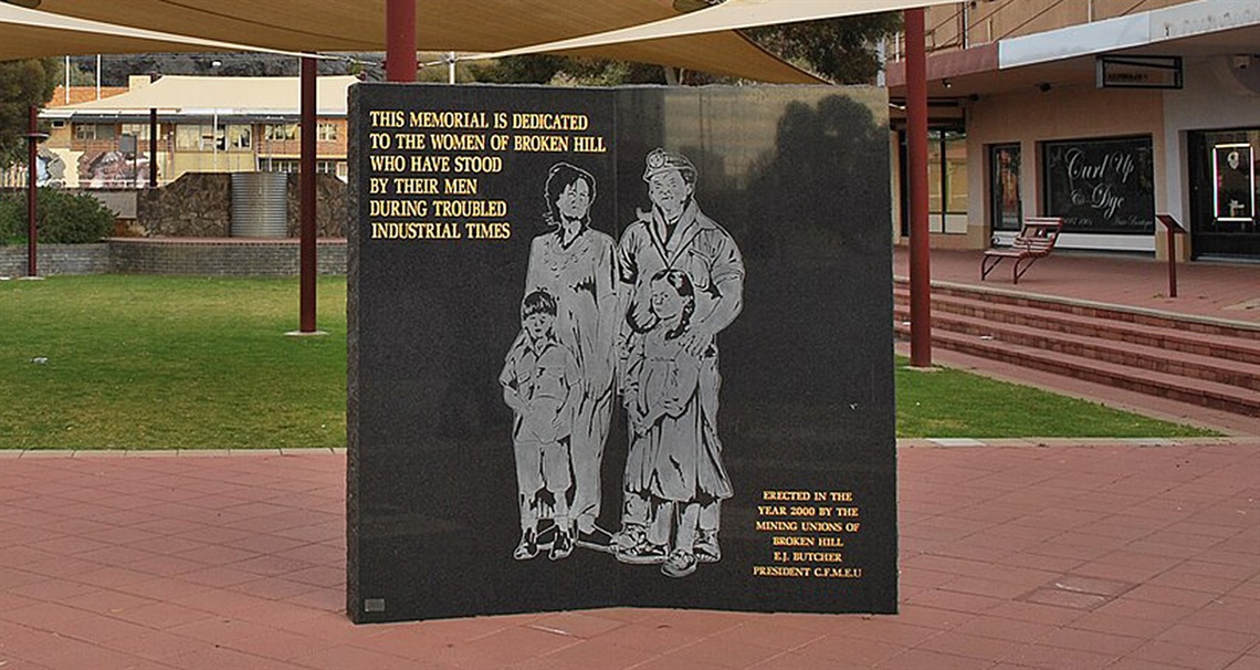 womensmemorial.JPG