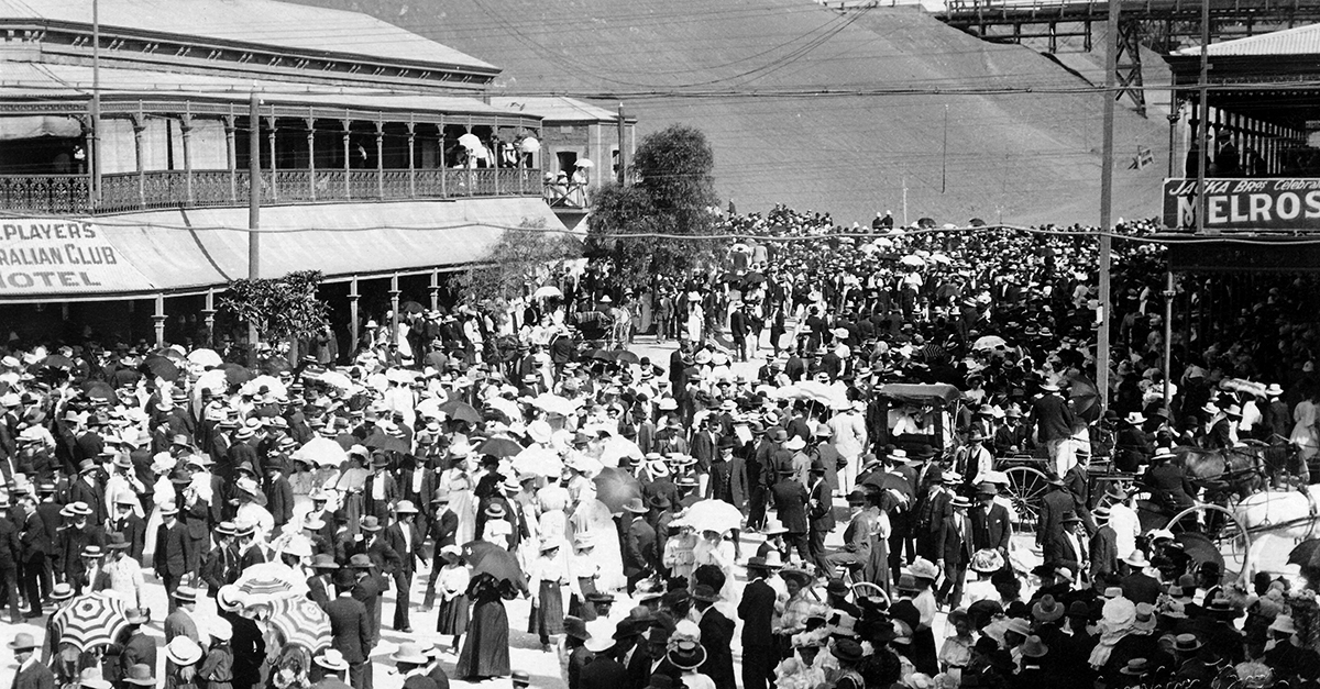 A crowd gathers in the street after a procession during the 1909 strike