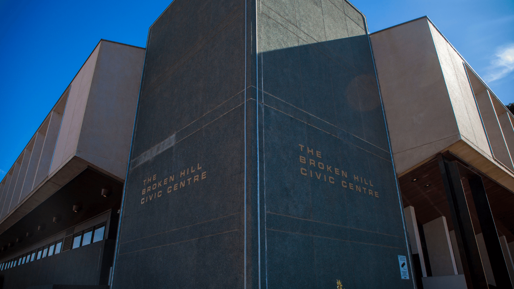 Image shopwing the external building of the broken hill civic centre