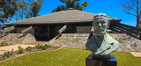 Image of front entrance to the Broken Hill City Council Chambers